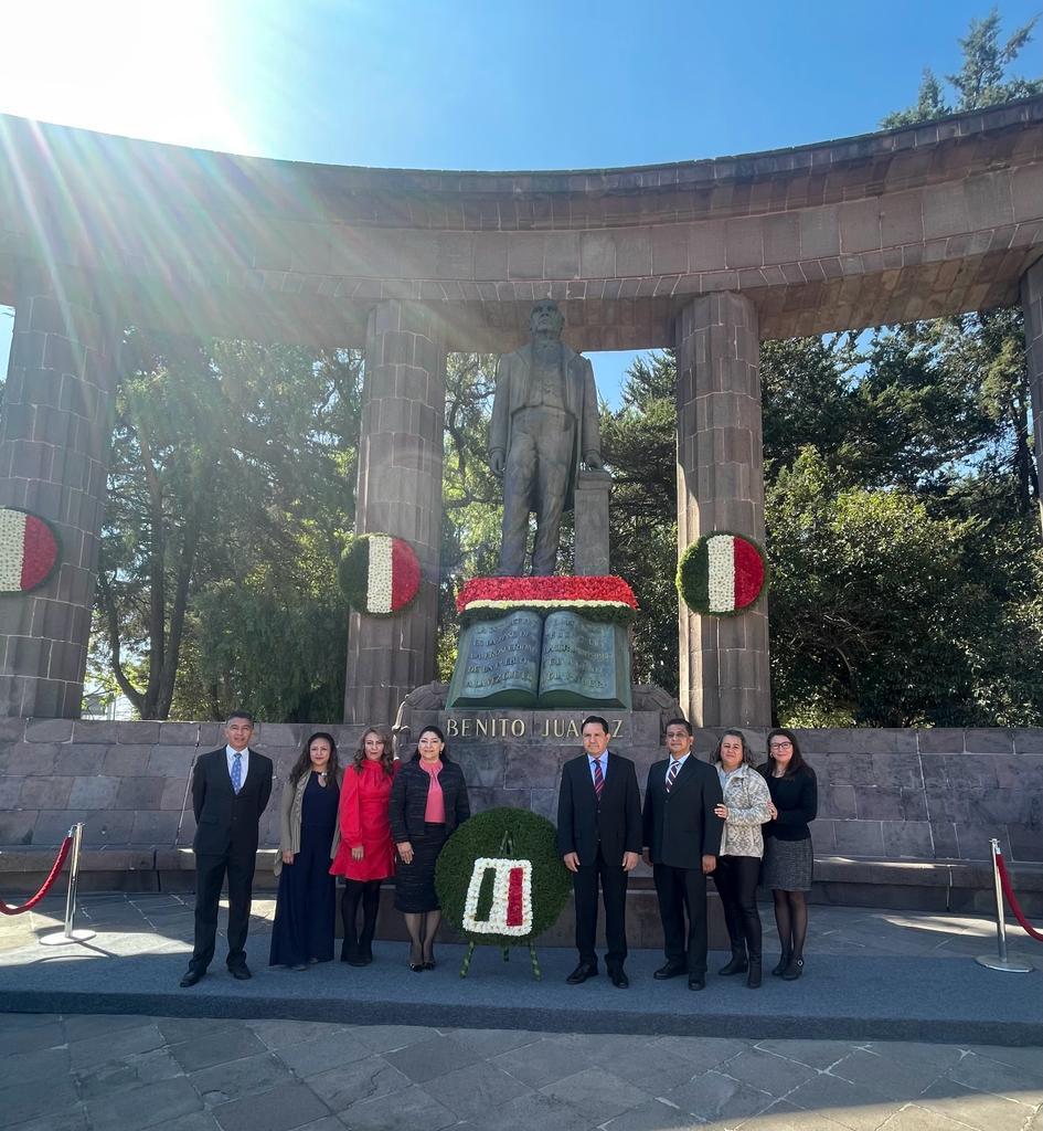 DraOlga2's tweet photo. El día de hoy tuve el privilegio de asistir a la Guardia Solemne de Honor por el CCXVII Aniversario del Nacimiento de Benito Juárez García, presidida por @TinocoGRogelio, Subsecretario de Educación Básica, en representación del Gobernador @alfredodelmazo  #BeneméritoDeLasAméricas https://t.co/Gg1XjDTEfi