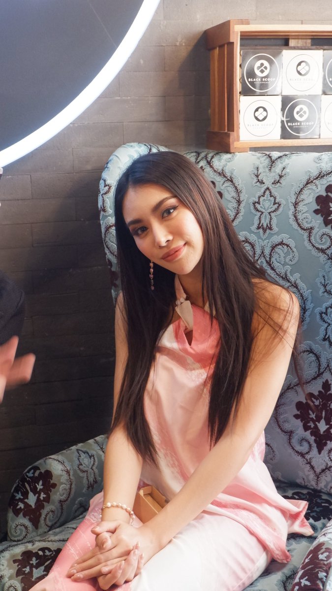gayforstaku's tweet photo. I REALLY WASN'T EXPECTING THAT SHE WOULD POSE FOR ME LIKE THIS. SHE IS SO FREAKING GORGEOUS!!!!
#ชมพูอทิตา #Chompu #ChompuAthita #มารีม่า #Marim #ทีน่าทีใจ #TinaWigg #TMAInPhilippines https://t.co/spbfSlX2bK