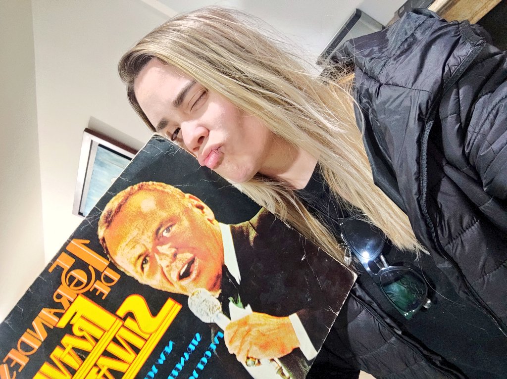 clopezv211's tweet photo. No fue mi grado pero me lleve el mejor de los regalos !! Los amooooooo! Los que me conocen saben el nivel de regalo que me acaban de hacer, lo que significa este vinilo para mí ❤️☕😭🎶☝🏻#sinatra #strangerinthenight https://t.co/pJwQJHXeOP