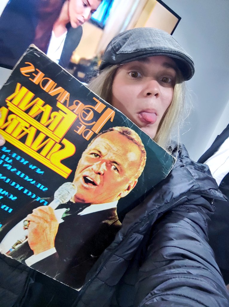 clopezv211's tweet photo. No fue mi grado pero me lleve el mejor de los regalos !! Los amooooooo! Los que me conocen saben el nivel de regalo que me acaban de hacer, lo que significa este vinilo para mí ❤️☕😭🎶☝🏻#sinatra #strangerinthenight https://t.co/pJwQJHXeOP