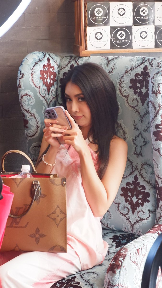 gayforstaku's tweet photo. chompu naman, wag mo naman ako tignan ng ganyan!!! aaaaaaaaaaaaaa kilig pa rin ako shet
#ชมพูอทิตา #Chompu #ChompuAthita #มารีม่า #Marim #ทีน่าทีใจ #TinaWigg #TMAInPhilippines https://t.co/1HeFl9PxQr