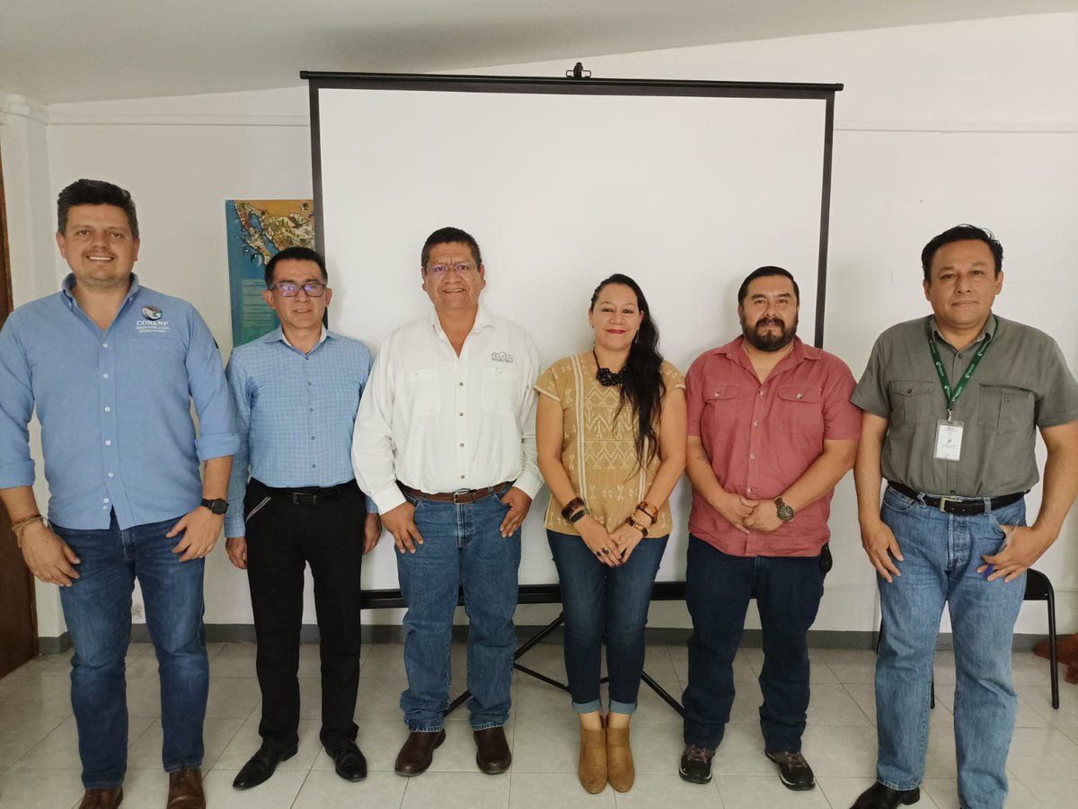 Mary_Luisa_AG's tweet photo. En Oaxaca, llevamos a cabo una reunión con el gabinete ambiental para realizar una sesión de trabajo en torno a los retos y compromisos de nuestra agenda.

Atendemos las problemáticas en esta región por el buen vivir de las comunidades que la habitan. https://t.co/odQKEvTLYP