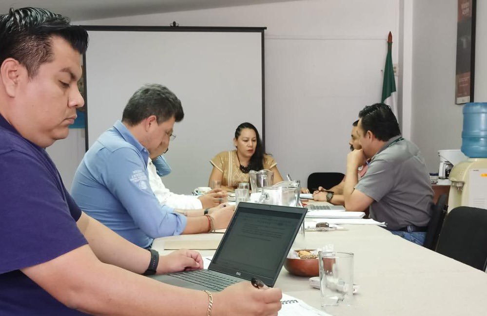 Mary_Luisa_AG's tweet photo. En Oaxaca, llevamos a cabo una reunión con el gabinete ambiental para realizar una sesión de trabajo en torno a los retos y compromisos de nuestra agenda.

Atendemos las problemáticas en esta región por el buen vivir de las comunidades que la habitan. https://t.co/odQKEvTLYP