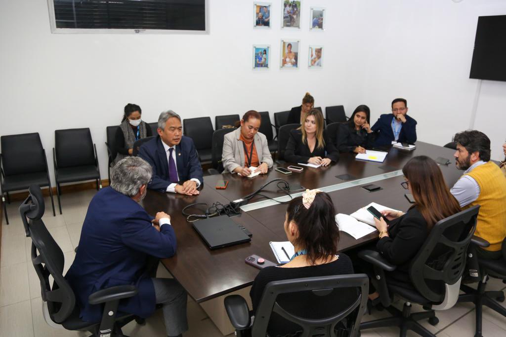 PepeRuales's tweet photo. 🤝🇮🇩🇪🇨 Recibimos la visita del Embajador de Indonesia Agung Kurniadi, con quien acordamos intercambiar experiencias y generar mecanismos de cooperación SUR-SUR, en temas de interés común, como el control de malaria y dengue. 

@EmbajadaEcuIndo 
@Salud_Ec https://t.co/ZKqMscZuOs