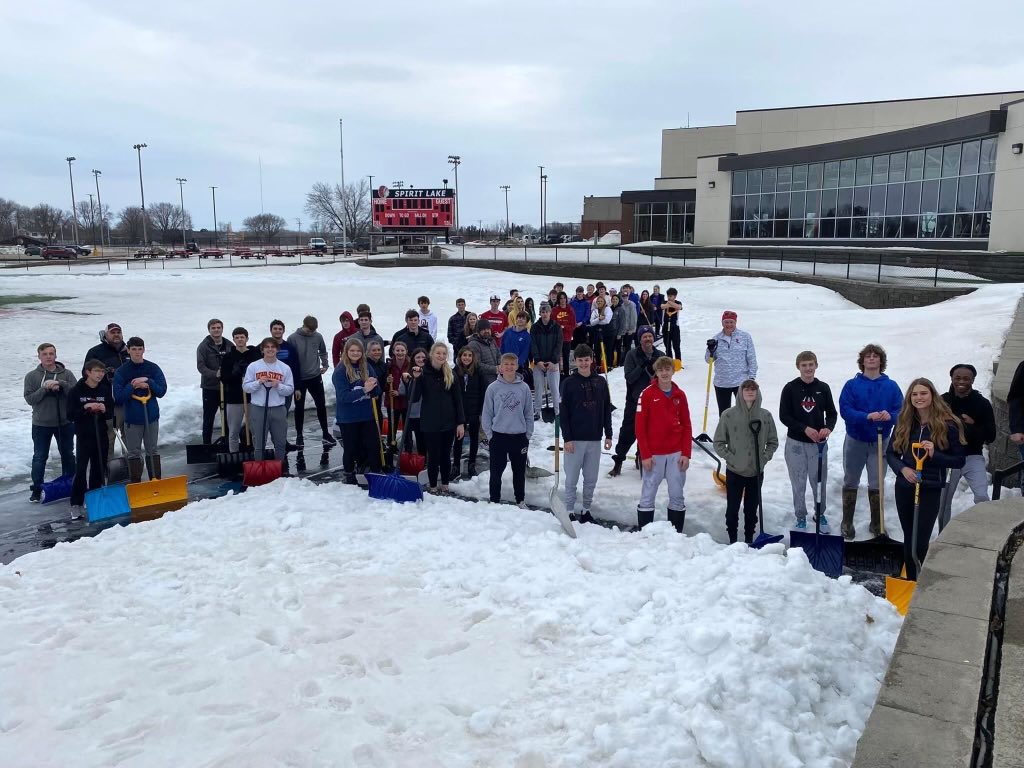SpiritLakeTrack's tweet photo. This is track in Northwest Iowa! When you want outdoor practice, ya do what ya gotta do. #MakeItHappen #trackandfield #teamwork 

📷 Courtney Bolluyt https://t.co/uIeoFBRG31