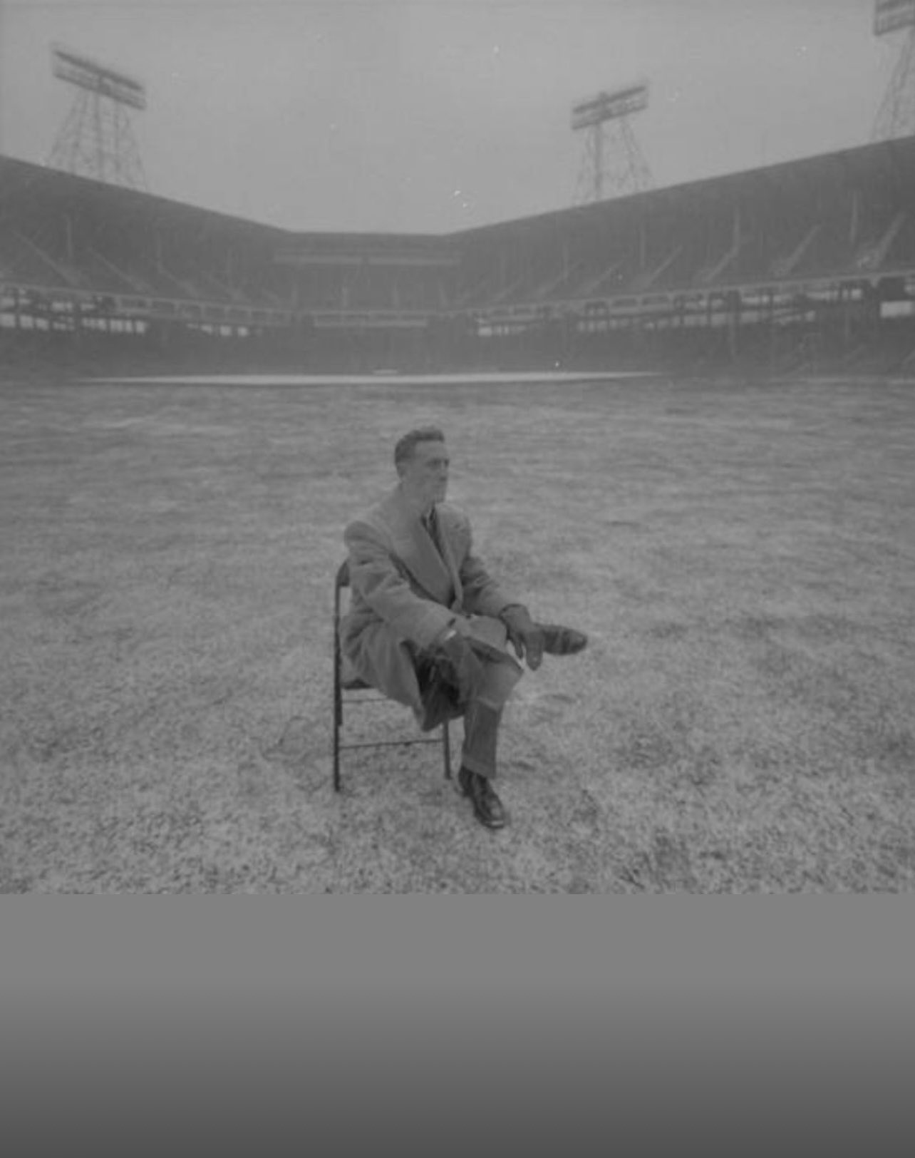 Vin Scully sitting in CF of Ebbets Field because https://t.co/bAbgMN8LNo