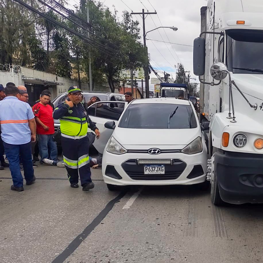 amilcarmontejo's tweet photo. SIGUE CIERRE VEHICULAR POR ATAQUE ARMADO

📍 Avenida Petapa 45 calle zona 12

Hombre baleado fue trasladado a hospital en estado delicado.

MP arribó hace minutos inician diligencias, tránsito es desviado en 44 calle y luego se incorpora a la Avenida Petapa al sur en la 46 calle. https://t.co/AcUgPzMS15