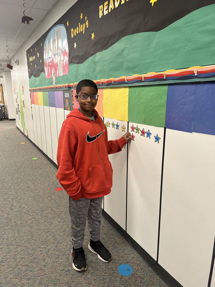 AdrienneTumlin1's tweet photo. Growth mindset. Mrs. Deeley rewards her students every time they beat their own scores. Students love seeing their grades going up and up! #celebratingcentral #AngletonISD https://t.co/ZJNv29UQ7I