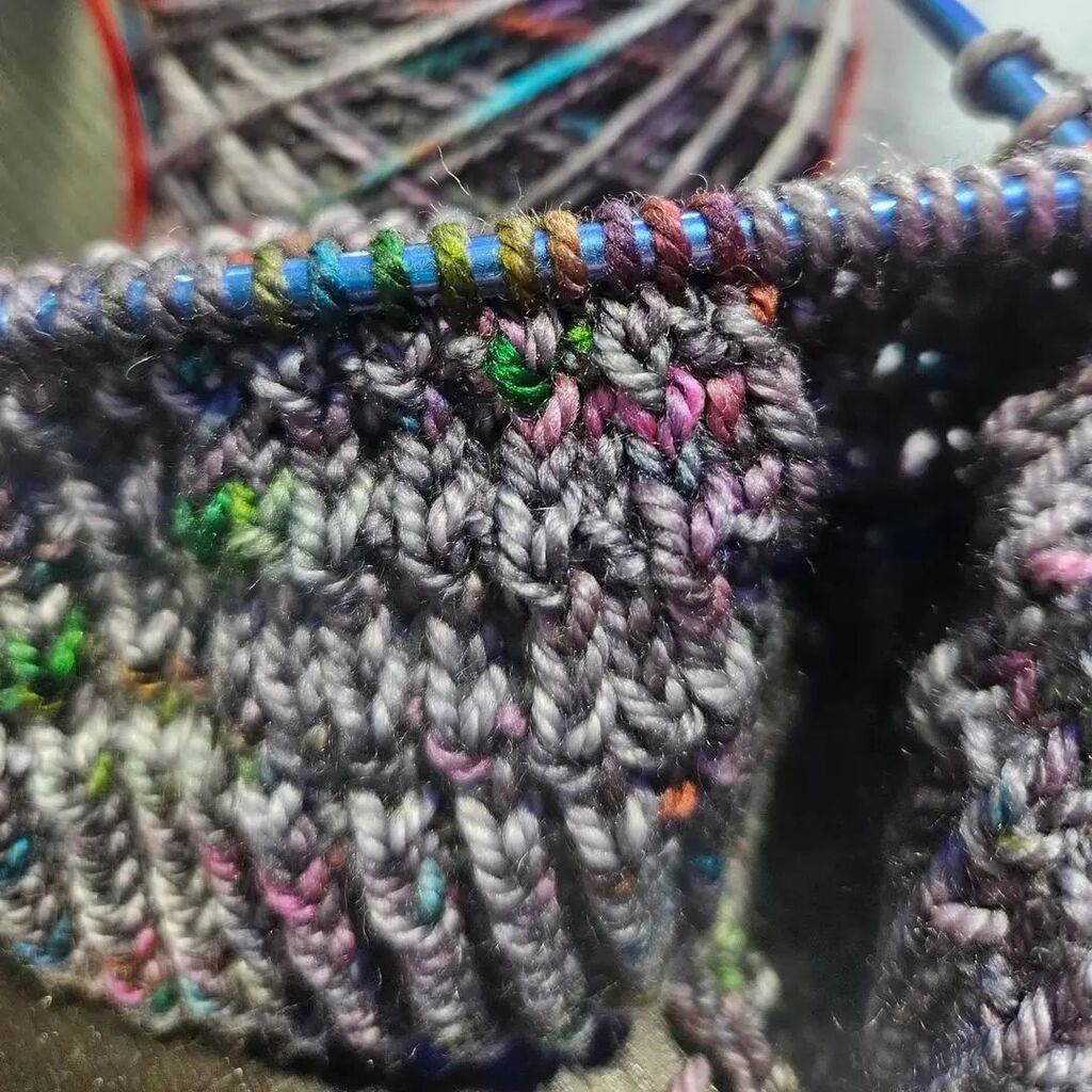 #knittingrainbows 

Anzula Cricket in Black Hole Star
Reposted from @doommoondesigns instagr.am/p/CqEchJYvFeD/