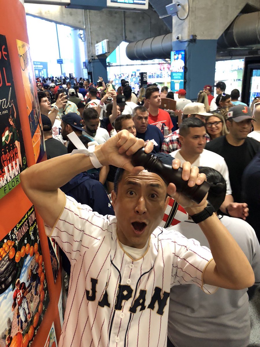 おはようございます☀️ マイアミから岩本です❗️ 球場はすごい人＆熱気🔥 USAコールが響いてる…🇺🇸😳 負けるな 侍JAPAN🇯🇵✨  たくさんの日本からの応援と ペッパーミルがついているぞ💪 #WBC #侍ジャパン