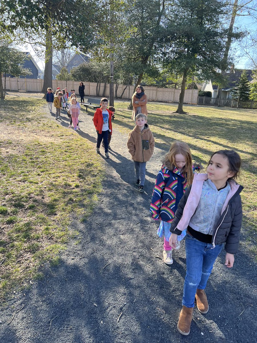 MrsPresser224's tweet photo. We went on a digraph walk! #fhleads https://t.co/RD6EZ6hPOn