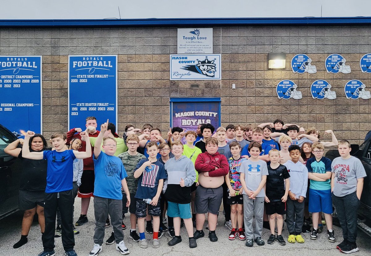 struesdell52's tweet photo. There has been several kids that stood in front of this door thats turned into great men! Looking forward to the future of these guys and watching them turn into great men!! The energy and attitude these guys bring each and every night is something special. https://t.co/TxbaQ7S0EE