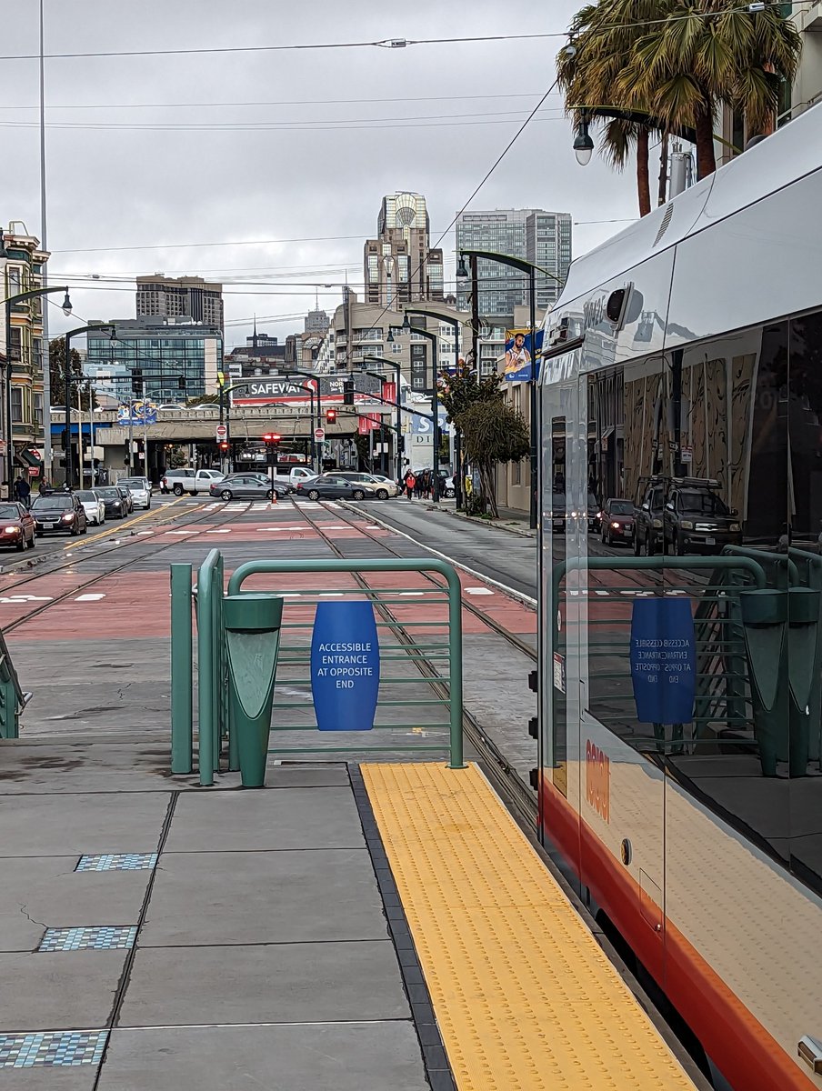 KCGrock's tweet image. $1.6 bn subway and we are trapped by drivers blocking intersections. As is every bus in SOMA. So much for Transit First city.