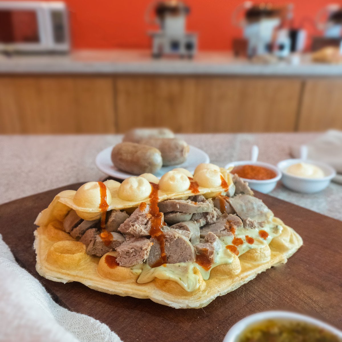NUEVO✨SABOR
Después de la farra, la BUTIFARRA

Guafle relleno con una liviana crema de ajo con trozos de butifarra hervida ( así es, lo leíste bien BUTIFARRA) con un toque de picante 🌶️ 

@ a ese amigo que va a probar