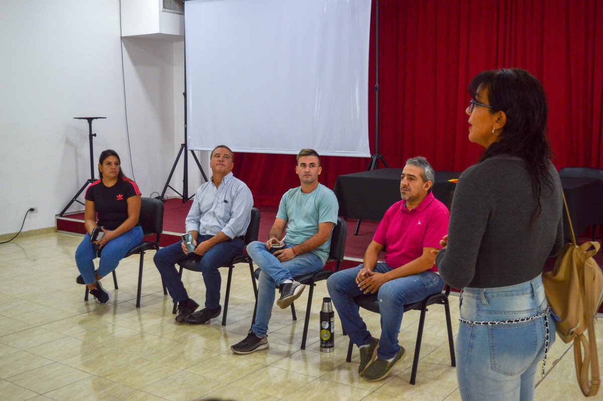 Igna ✌ (@ignabydok) on Twitter photo El dia de ayer junto a nuestro Intendente Municipal <a href="/Rodrigobydok/">Rodrigo Brizuela y Doria</a> nos reunimos con los y las estudiantes del Prof. de Educacion Física, para poder conversar sobre la ayuda que el Municipio les provee a cada uno de ellos y ellas para que lleguen a la institución a bajo costo (⬇️) El dia de ayer junto a nuestro Intendente Municipal <a href="/Rodrigobydok/">Rodrigo Brizuela y Doria</a> nos reunimos con los y las estudiantes del Prof. de Educacion Física, para poder conversar sobre la ayuda que el Municipio les provee a cada uno de ellos y ellas para que lleguen a la institución a bajo costo (⬇️)
