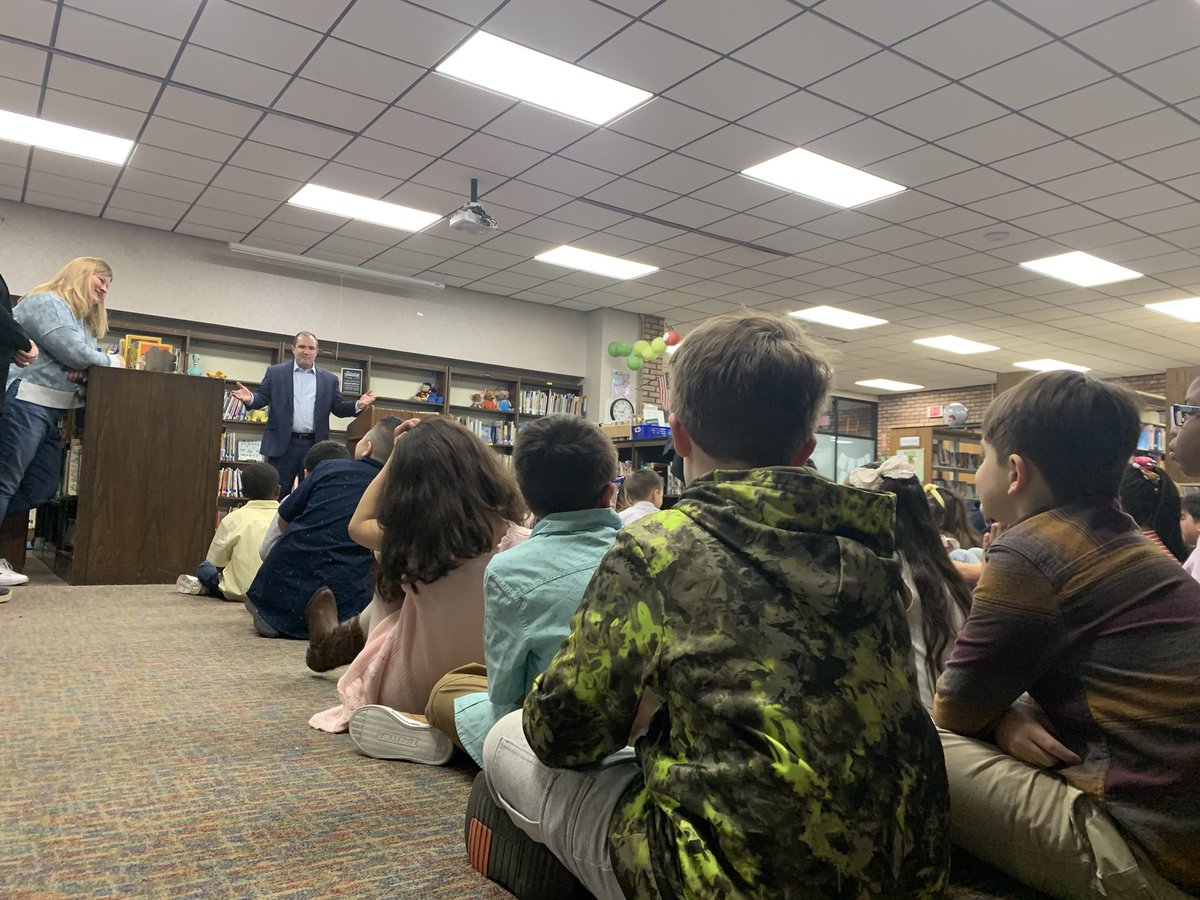 Thank you <a href="/RiverGroveIL/">Village of River Grove</a> mayor David Guerin for coming and speaking with our <a href="/RhodesSD845/">RhodesSD845</a> second graders today! #rhodeskidscan ¡Gracias, alcalde de <a href="/RiverGroveIL/">Village of River Grove</a>, David Guerin, por venir y hablar con nuestros alumnos de segundo grado de <a href="/RhodesSD845/">RhodesSD845</a> hoy! #rhodessipuede
