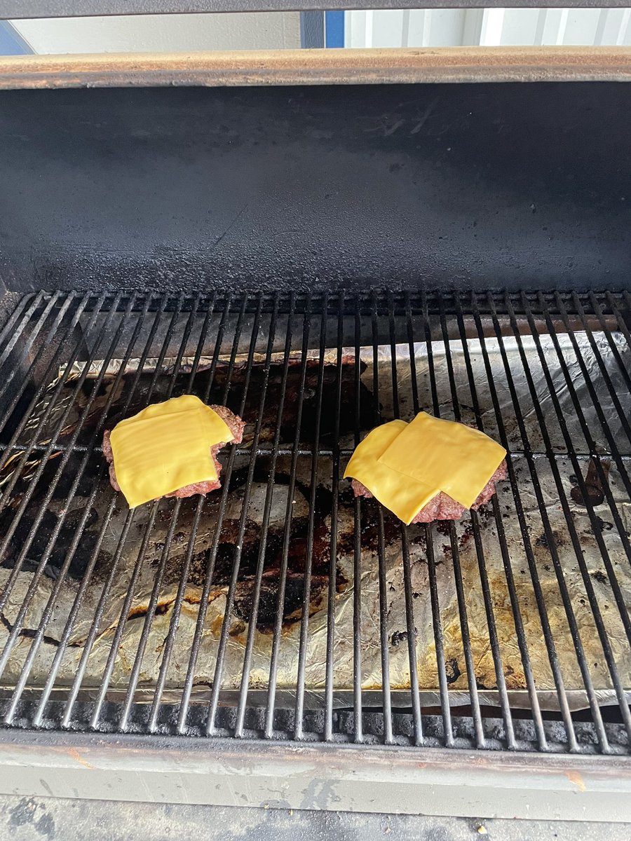 WarriorsCoachK's tweet image. Sometimes 1/2 pound burgers need 2 slices of cheese! #SaladBurgers #NerbraskaBeef #LocalBeef