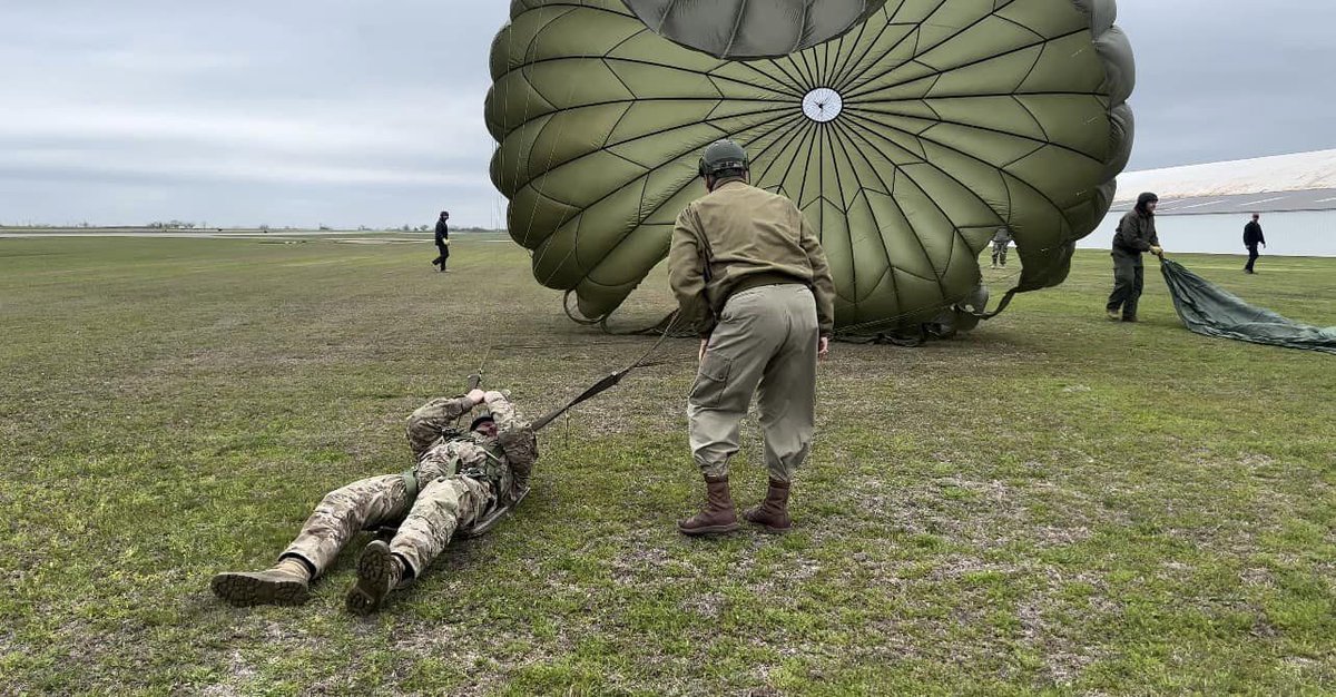 LibertyJumpTeam's tweet photo. The Liberty Jump Team Basic Airborne Course Continues!! 
Our students experienced the drag for the first time during enhanced methods of recovery, and continued packing their parachute systems under the supervision of our amazing Parachute Riggers. https://t.co/PzcRGlnStR