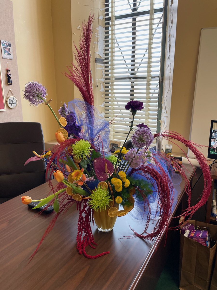 senatormachaela's tweet photo. Thank you the the Washington State LGBTQ+ Caucus for the gorgeous arrangement. 📸 @NebraskaMegan https://t.co/UggRZboYBp
