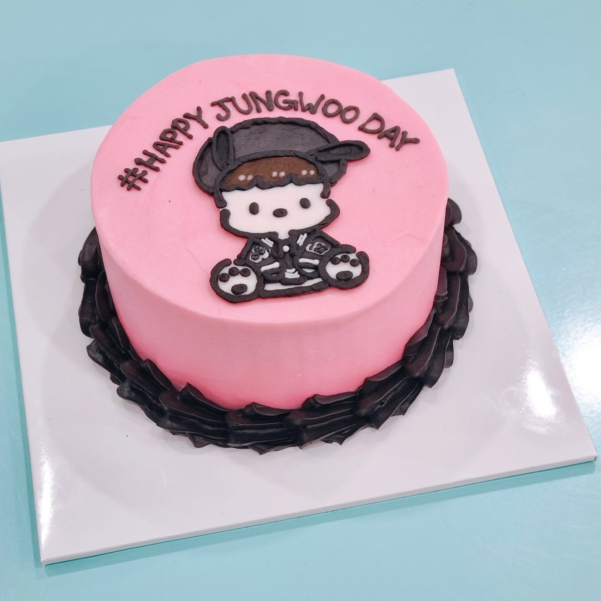 fallingcakes's tweet photo. #nct #정우 님 생일케이크♡

고객님이 보내주신 그림을 그리는 내내 귀엽다고 좋아하며 만들었어요 ❤️ 

#연예인서포트 #컵홀더이벤트 #대관 #답례품
주문 제작 / 파티 가능
오픈카톡 폴링디저트로 문의주세요 🎂

Ps.이제 포토 마카롱도 가능합니다 ❤️곧 사진 또 여러개 찍어서 올리겠습니다!! https://t.co/YdrpIp7Vgd