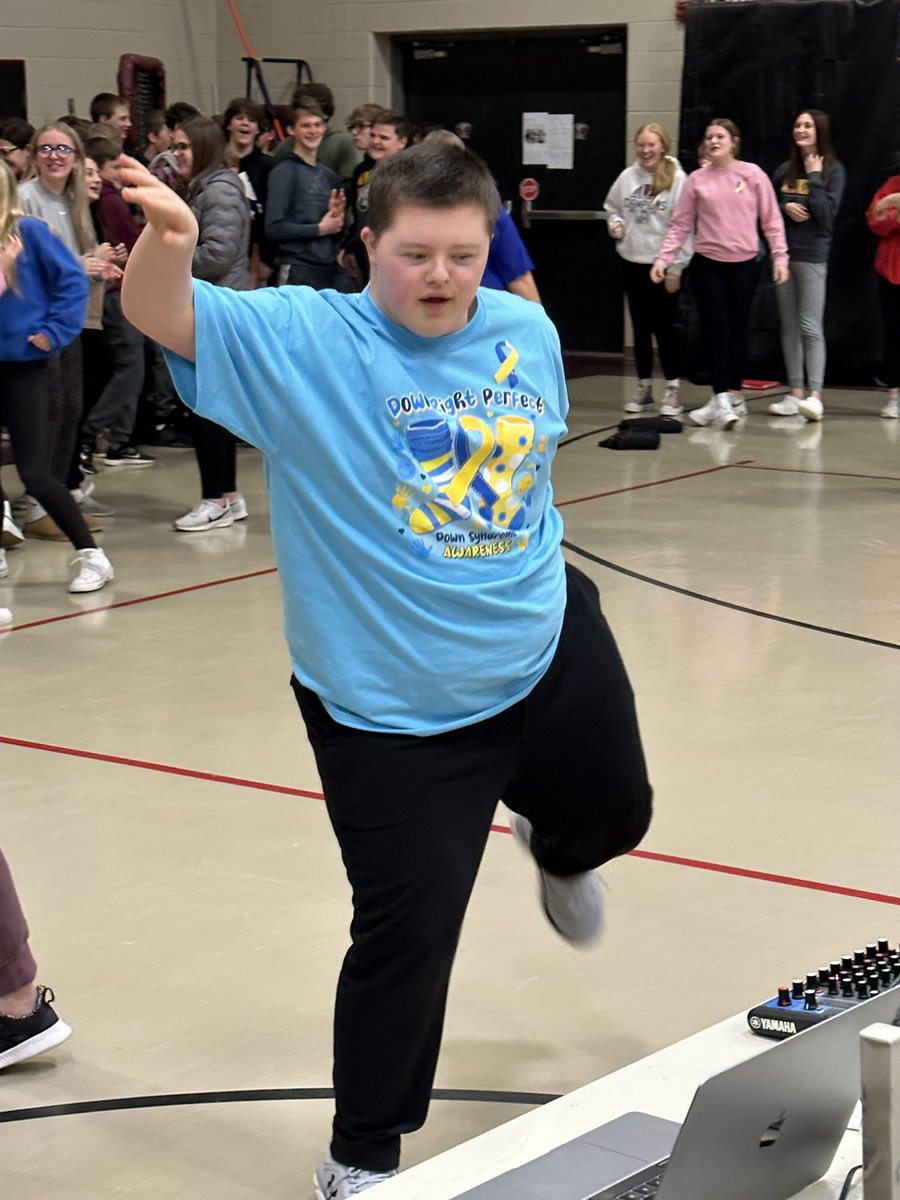 NorthLinnLynx's tweet photo. 💛💙💛💙 3.21
So much LOVE and support at North Linn on World Down Syndrome Day! #lynxcountry https://t.co/EYOEgymq9X