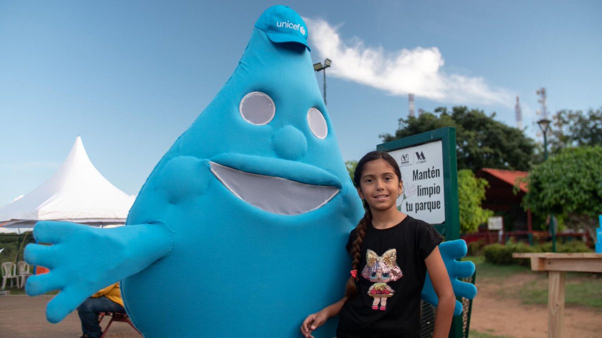 unicefvenezuela's tweet photo. Hoy #DíaMundialDelAgua recordamos que es importante cuidar el agua para proteger a la infancia ¿cómo?

💧Potabilizando el agua que tomamos para evitar enfermedades.

💧 Manteniéndola en un recipiente limpio y tapado.

💧 Almacenando el agua en un lugar apartado de los desechos. https://t.co/QetGIsrwVj