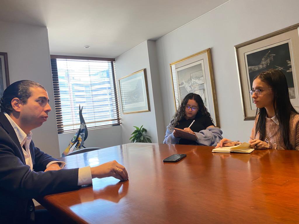 camilorubianobe's tweet photo. Hoy compartimos una entrevista con estudiantes de la @UniJaveriana.
Donde hablamos de los impactos negativos que provocará el #CorredorVerde7ª 
Entre esos, la tala masiva de árboles.

¡Los jóvenes también están inquietos por el futuro de la séptima!

#Bogotá #Movilidad https://t.co/5ouGp0cuTM