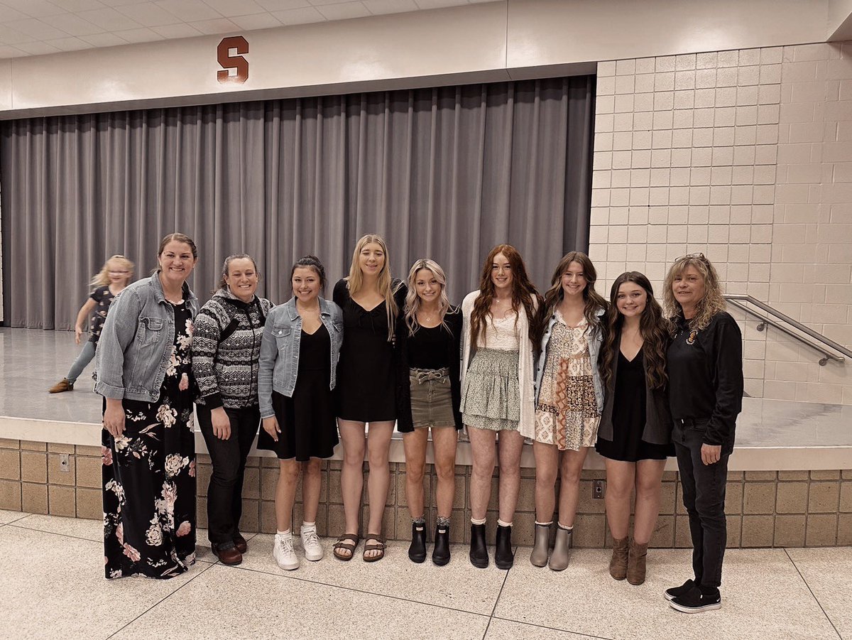 gracee_robidou's tweet photo. 1st team all conference, new holder of steals record in a game with 11 + 2nd in League as a team of 6 ! Coming for it all next year! Proud of these girls https://t.co/sqFGzEbKyQ