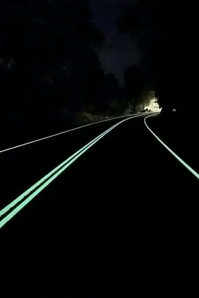 Una empresa australiana creó marcas fluorescentes en los suelos de las carreteras, para una mejor visibilidad por la noche