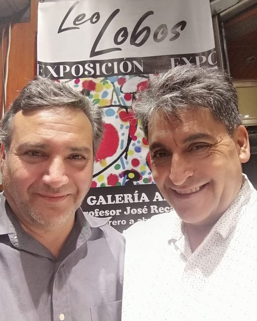 La Cafeteria Mol Plaza y la Fundación Profesor José Recabarren inauguran la primera Exposición de este nuevo espacio para las artes, con la muestra del renombrado escritor y pintor Leo Lobos, quién además presentará de manera exclusiva su intervención ar… instagr.am/p/CqEljRlO8gk/