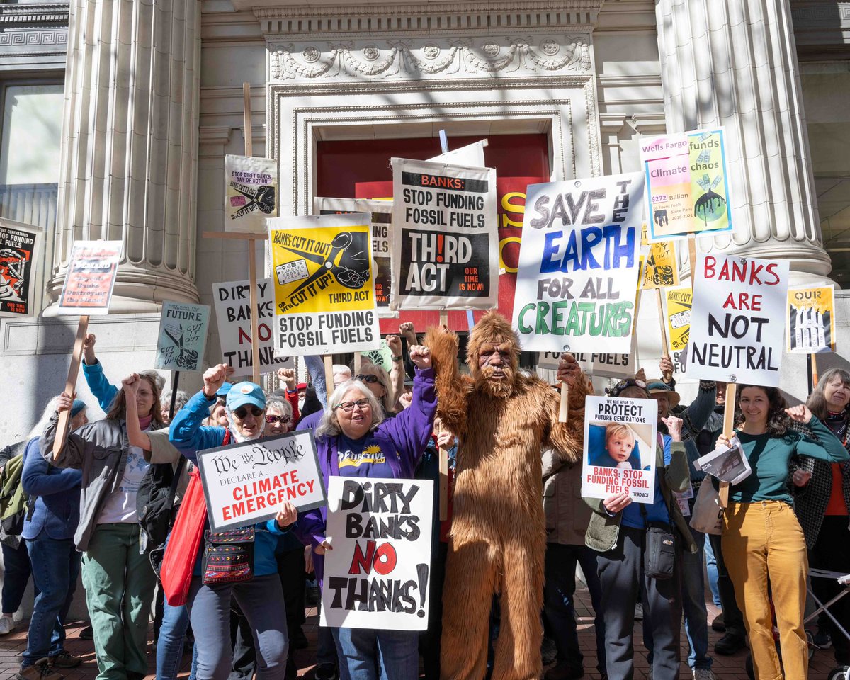 OregonThirdAct's tweet photo. Thank you Portland for showing up! We did it! Now it’s Wall Streets’ turn - stop financing fossil fuels now! @ThirdActOrg @WellsFargo @Chase @Citibank @BankofAmerica #StopDirtyBanks https://t.co/6ZNz8rHYRA