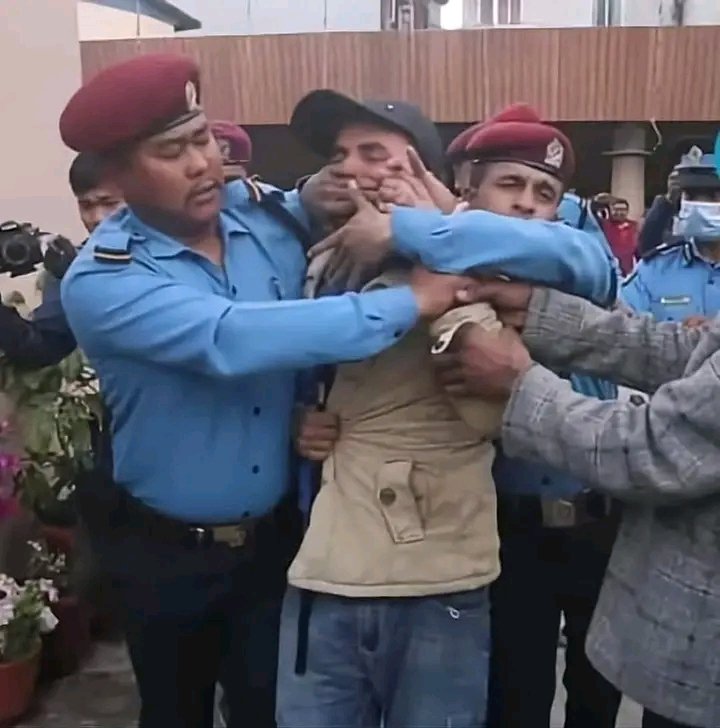एकजनाको नाक र मुख ७ हातले थुन्नुपर्ने भएछ हाम्रो लोकतन्त्र ।