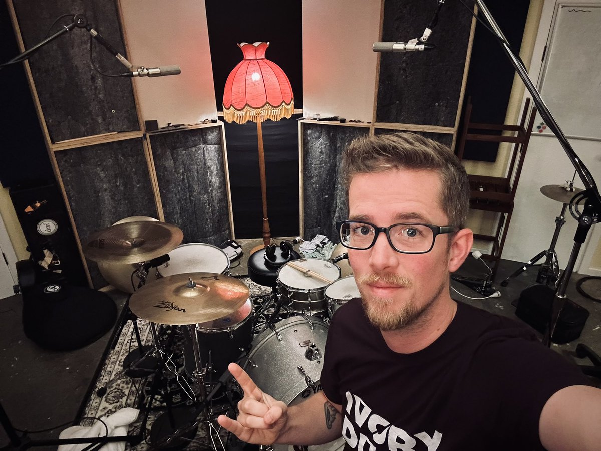 ivoryduskband's tweet photo. Day 3 on the Beat 🥁
#recordingstudio #trackingdrums #wamusic #altrock #hardrock https://t.co/4jcswO9WXd