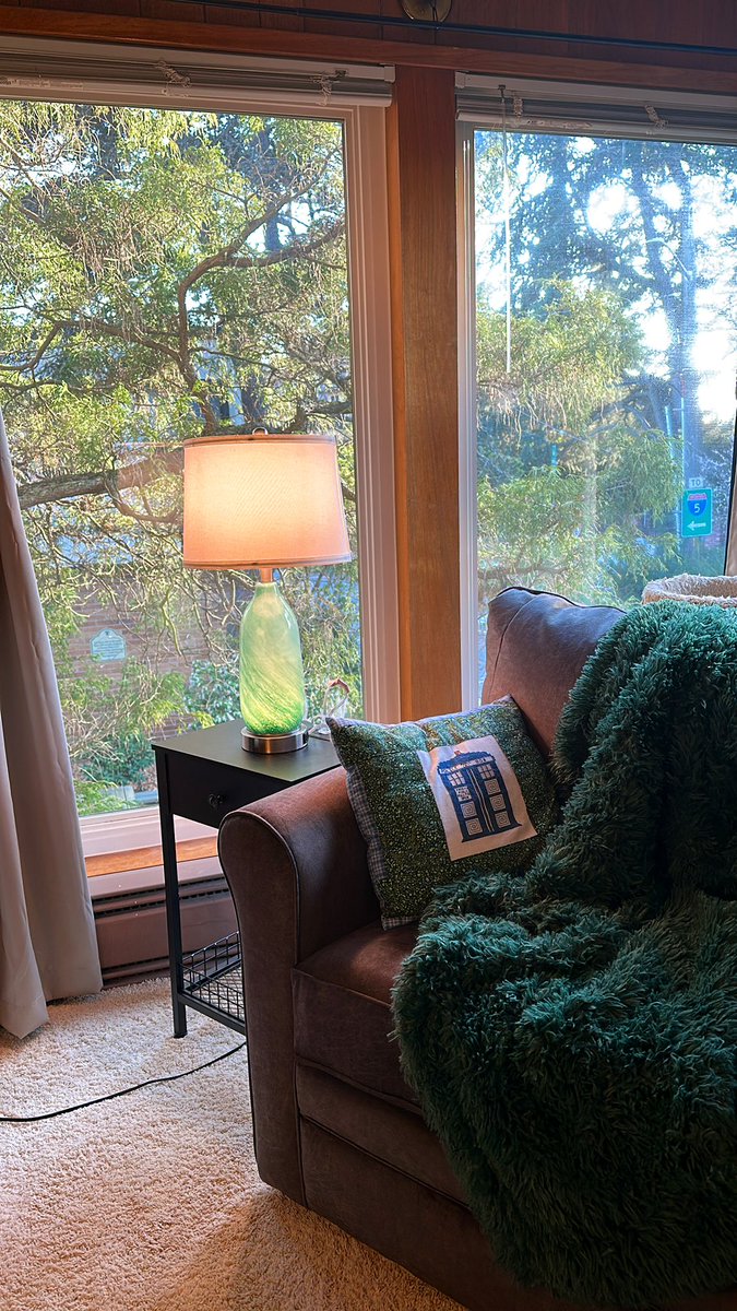 GhostAgamemnon's tweet photo. Assembled an end table and lamp from China. I remember when cheap Chinese crap for your home was made from actual spit and wishes. Now it’s made from strictly rubber and sadness.

#Amazonroulette https://t.co/eUctCRUuXx