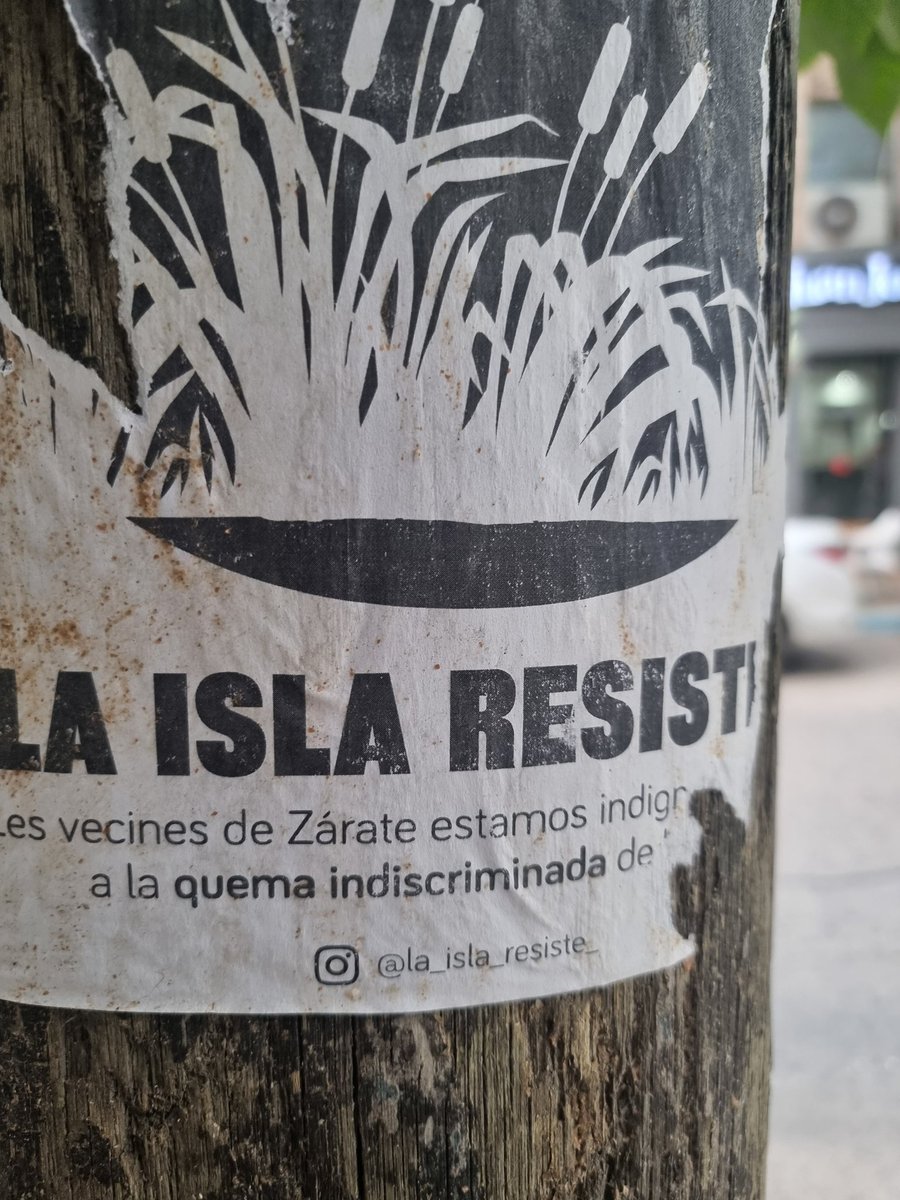 EglisGR's tweet photo. Consegui este anuncio pegado en un póste de la ciudad. Comienza diciendo "les vecines... les parece que con cambiar la "o" y la "a" por e. Estamos incluyendo a todas las personas diferentes. Que hay de los que usan el lenguaje de señas y brille.. no entiendo esta inclusión. https://t.co/5xBjVXuXfp