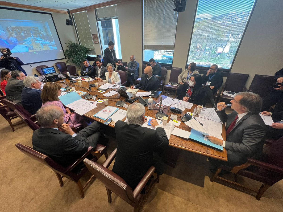 Con escucha y diálogo es posible alcanzar grandes acuerdos. Hoy agradezco  a la Comisión de Trabajo del <a href="/Senado_Chile/">Senado Chile</a> por la disposición para avanzar en el Proyecto de Ley #40Horas, que cuenta con gradualidad, responsabilidad económica y corresponsabilidad social.