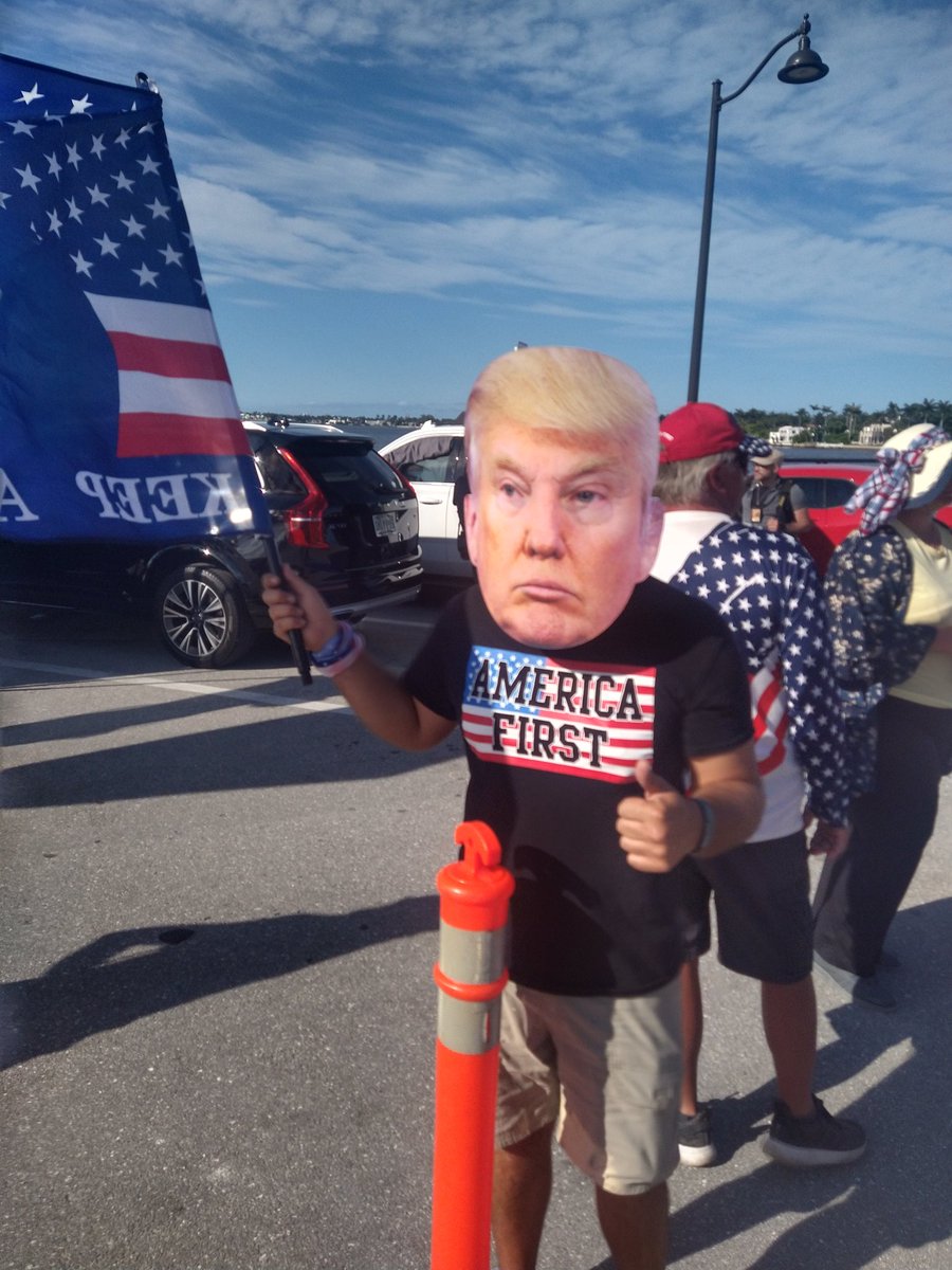 Trump2024bigly's tweet photo. Mar a Lago rally for Trump
If you support President Trump please retweet and folllow https://t.co/WijMzrecSn