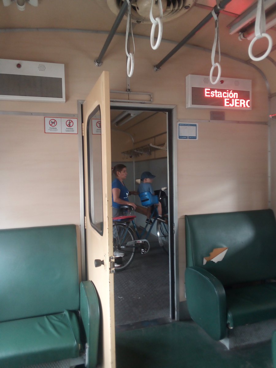 SasIntegrate's tweet photo. @joserarteaga @TrenesArg @trenesarginf @MartinMarinucci @MindeTransporte @DiegoGiuliano @unlp @tauberfernando @SergioMassa @MaJimenaLopezOk @InfoCNRT #Ciclista con niños y la unidad ofrece perchas para colgar bicicletas. 
Cómodo y seguro. 
Estaciones sin rampa de acceso, https://t.co/VTVG5jnTrH