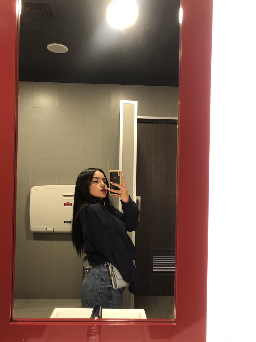 lafershy's tweet photo. Holy como tan 🥰 
#DiaMundialDeLaPoesia #floresamarillas #viral https://t.co/xk2rOTinaf