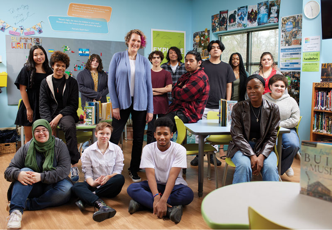 BespokeLib's tweet photo. Jaida is sitting in the black jacket to my right w/ short, curly hair. Jaida is FAMOUS + featured in @Project_READY as part of the AMAZING #LibFive (8th grade) team. Jaida is now 19, studying mortuary science + the coolest person in any room. 💗https://t.co/1bRK3XaANQ 4/? https://t.co/DMMTet49KV