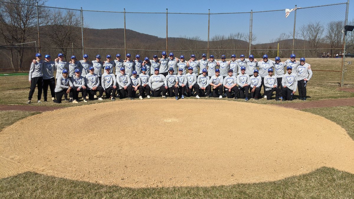New hats, practice gear, and the 1st team pic of the season⚡⚾🔥
