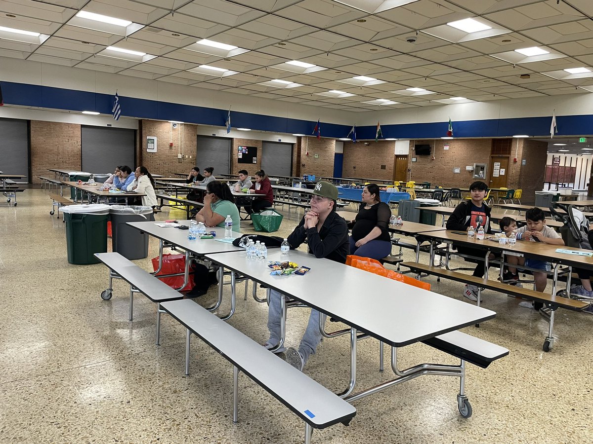 temabell's tweet photo. El equipo pantera @AnnapHS_AACPS hosted an unaccompanied minors workshop where we discussed the hierarchy of needs and provided resources to families welcoming new students. It’s an honor to work with an awesome team and with a supportive administration! #ahuk https://t.co/88NfLGg7Fz