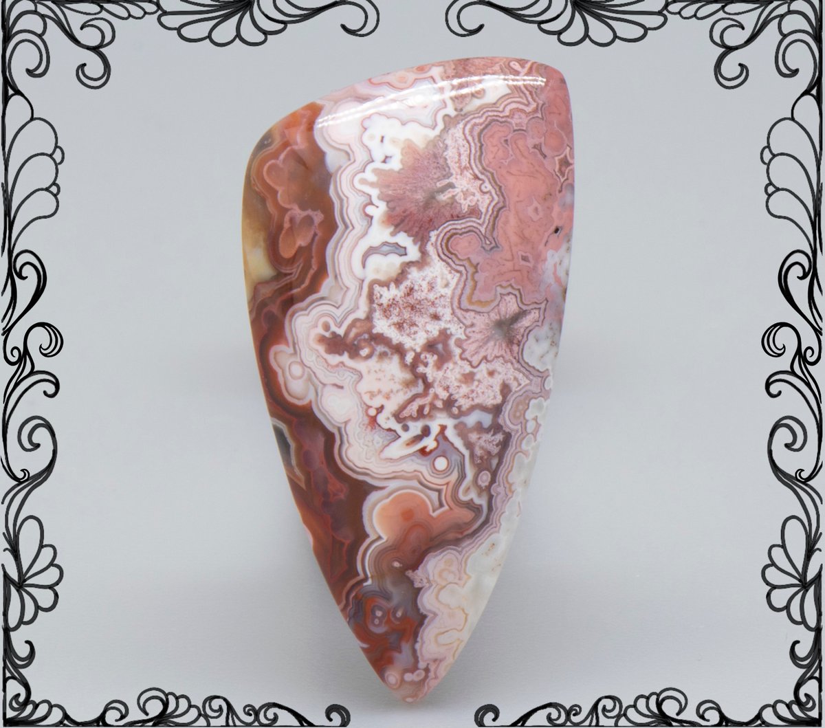 Beautiful pink and red lace that dances across the surface of this Laguna Lace Agate. Handcut by Nyssa in Wisconsin USA av127
#lagunalace #cabochons #laceagate #lapidary #silicadreams