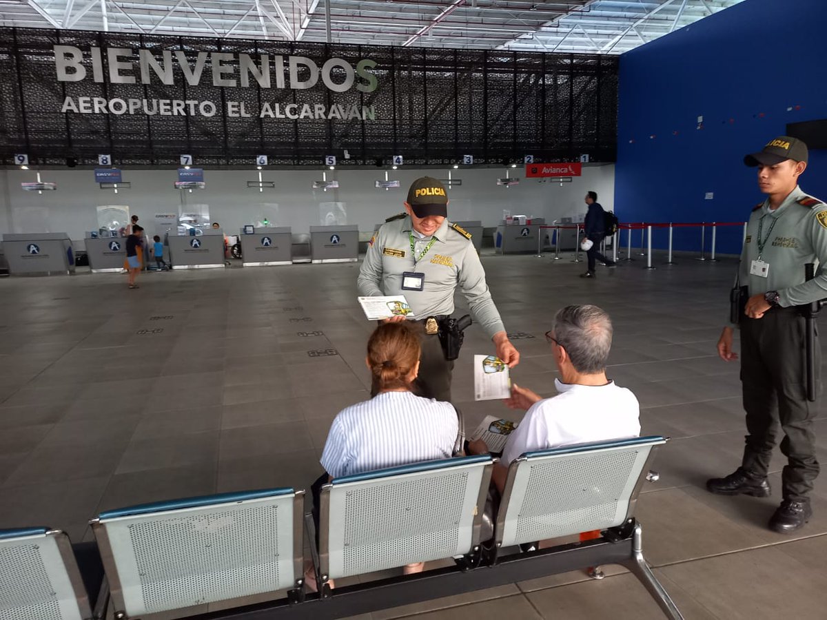 PoliciaCasanare's tweet photo. #Yopal Turismo y Patrimonio Nacional del municipio de #Yopal brinda recomendaciones de seguridad a los turistas, en el  aeropuerto y terminal transporte #DiosYPatria #TurismoSeguro #EsUnHonorSerPolicía https://t.co/knANpnTytk