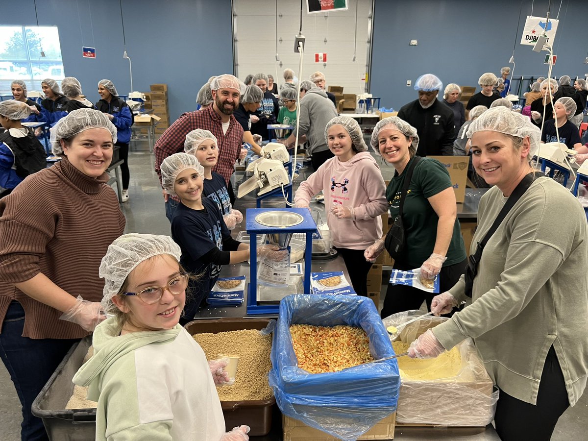 Loved spending the afternoon with some of our fifth grade families packing food at Feed My Starving Children Schaumburg! #bethegood #helpingthoseinneed 💙🤍 @AHSD25Patton @AllisonAnderle @globalgoumas