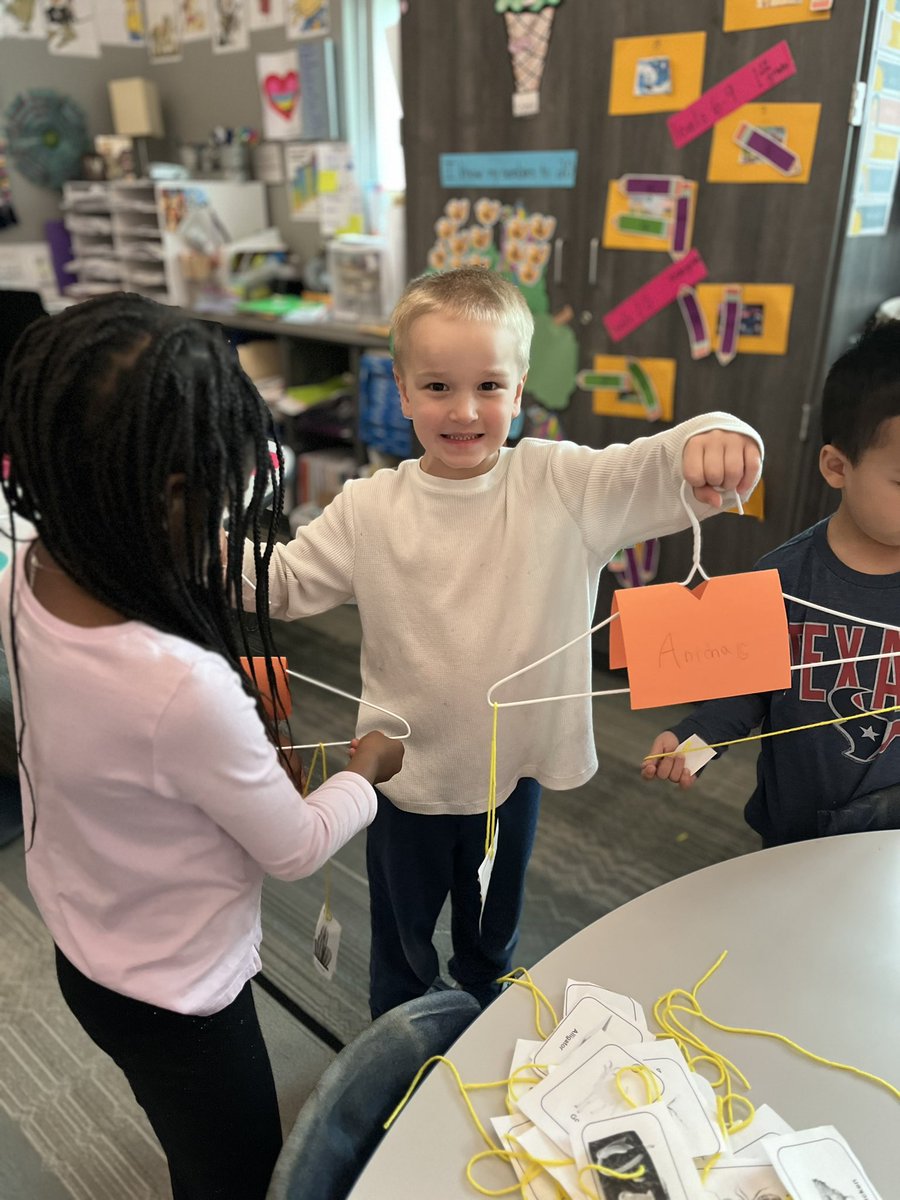 GuentherRachael's tweet image. We focused on our core value of teamwork today! We sorted, we shared supplies, and we worked together to make our mobiles! #likeafox @KleinISD @Kleinisd_ELC @FoxKISD #kindermagic