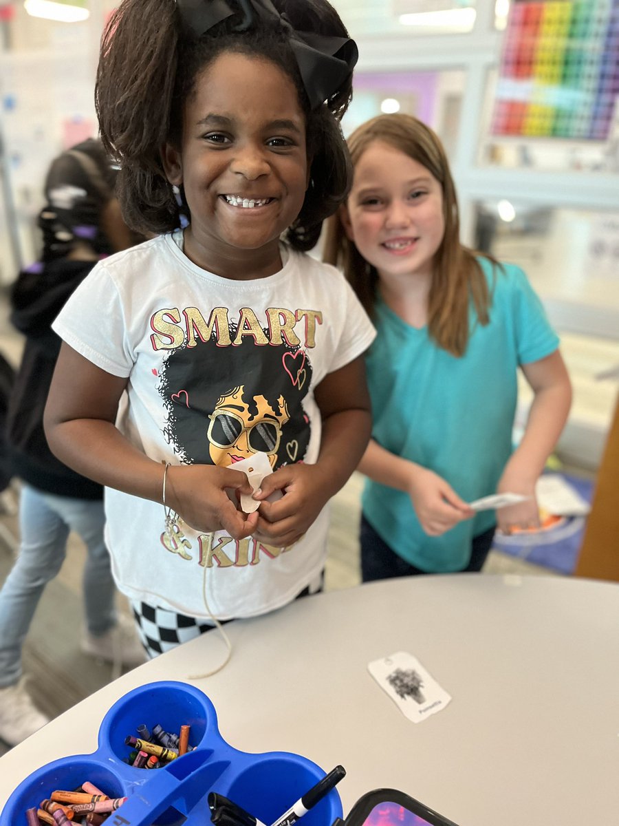 GuentherRachael's tweet image. We focused on our core value of teamwork today! We sorted, we shared supplies, and we worked together to make our mobiles! #likeafox @KleinISD @Kleinisd_ELC @FoxKISD #kindermagic