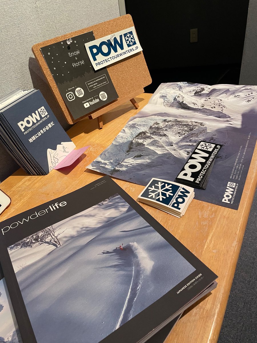 mujimo_jp's tweet photo. 本日も10:00より在廊しています✨
PowJapanさんのステッカー、フライヤーも置いてます😊
スノーボード、雪山、ウィンタースポーツにご興味ある方、ぜひ✨
https://t.co/mlRd13ZMtB 入場無料 #mujimo #個展 #銀座桜通　#galleryizu #powjapan #snowboard #雪山 #yukiyama #niseko #gakuba https://t.co/CBCAiXgYX6