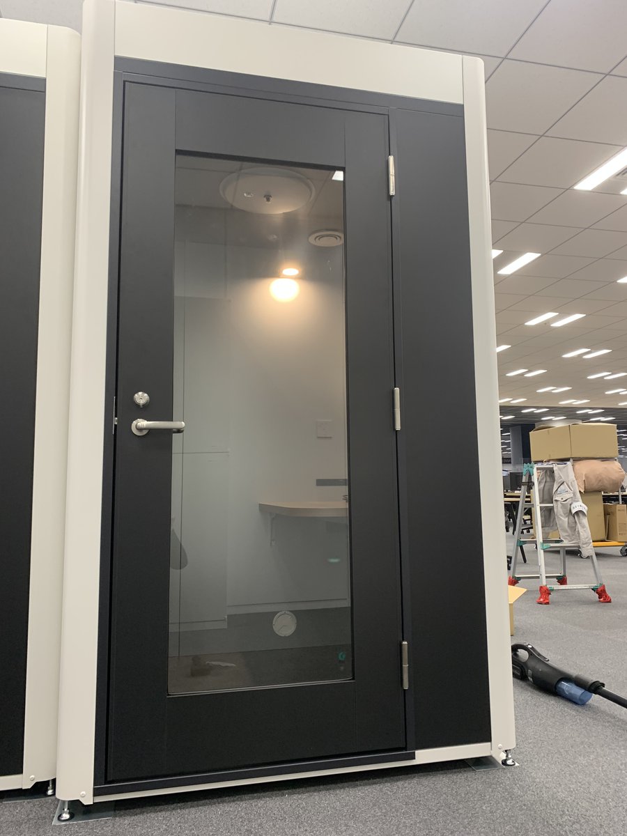 isozumisetsubi's tweet photo. 3月21日・web会議用ブース×2台設置👷‍♂️
外装・ホワイト
内装・シルバーとシャンパンゴールド

＃web会議 #東京都 ＃ブース ＃組立 #オフィス ＃イソズミ設備 #静岡県 ＃浜松市 ＃個室 https://t.co/umEwT2JutR