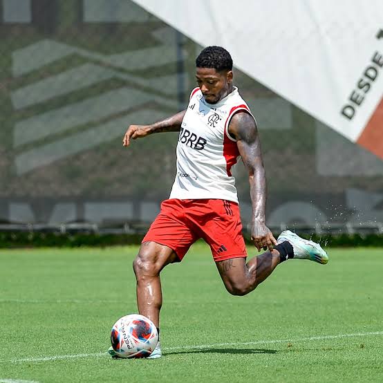 Atitude foda do Marinho abrir mão dos dias de folga para continuar treinando Já recusou diversas propostas pq quer provar seu valor aqui A gente smp só crítica, mas temos que saber parabenizar o esforço e a força de vontade do atleta 👏👏👏👏